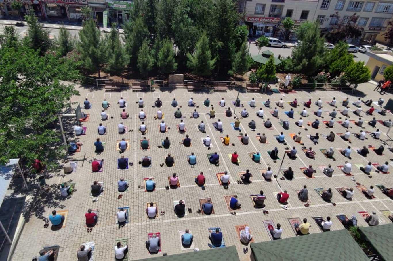 Şanlıurfa Siverek’te saflar ayrı olsa da gönüller bir oldu Şanlıurfa Siverek’te saflar ayrı olsa da gönüller bir oldu